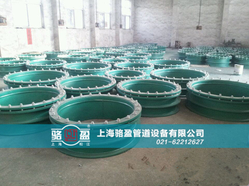河南省駐馬店市正陽縣柔性人防套管發(fā)貨圖 /></p>人防套管主要應用于管道穿墻處不承受管道振動和伸縮變形的建筑物，一般情況下，如果只是考慮到管道的穿墻，不需考慮管道的位移變形，只需要選用人防套管。如果對于地震設防要求比較高的地區(qū)，在使用人防套管的同時應在該建筑物外墻管道設置柔性連接，從而達到墻體的防水目的。<br />    人防套管安裝說明：① 按照設計圖樣的要求，在建筑物上定出管道走向、位置和標高，確定支架的位置和數(shù)量 ② 安裝支架。根據確定好的支架位置和施工現(xiàn)場的實際情況，選定支架的安裝方式，將支架安裝到位③ 預制管段。根據施工圖，根據施工現(xiàn)場的實際情況，按照測線的方法，繪制各段管線加工圖，將劃分加工好的管段，分段下料，編好序號，開好坡口，以備組對④ 管道就位。把預制好的管段安放到支架上，并采取臨時固定措施⑤ 管道連接。將安放好的管道，對好管口，用焊接的方法，連成管線 ⑥ 找好坡度。按設計要求，找好管線坡度。事實上，坡度在支架安裝時就已找好，管道連接后，再檢查校對一下，檢查校對合格，把管線固定在支架上。<br />    在使用人防套管的時候，還應該注意管子內徑與人防套管外徑保持一致。如果在人防套管安裝后發(fā)現(xiàn)管道出現(xiàn)縫隙，可以采用柔性石棉材料進行填充。<br />    駱盈管道專業(yè)生產人防套管。人防套管主要應用于管道穿墻處不承受管道振動和伸縮變形的建筑物，一般情況下，如果只是考慮到管道的穿墻，不需考慮管道的位移變形，只需要選用人防套管。駱盈生產的河南省駐馬店市正陽縣<a href=http://www.luoying168.com target=_blank class=infotextkey>鴨嘴閥</a>能夠實現(xiàn)污水的正向流出反向止逆的功能，產品質量符合~標準。駱盈管道專業(yè)生產二十多種不同類型的<a href=http://www.luoying168.com target=_blank class=infotextkey>鴨嘴閥</a>，產品質量符合~標準，并且我公司長期與國內的一大批知名的鋼鐵閥門廠家進行合作并建立深厚的合作友誼，產品質量經得起實踐的檢驗，專業(yè)致力于管道行業(yè)二十多年，駱盈品質值得您的信賴。駱盈管道作為專業(yè)的生產鴨嘴閥廠家，產品質量經得起實踐的檢驗，駱盈產品不僅性能優(yōu)良，而且鴨嘴閥價格也是十分的優(yōu)惠。河南省駐馬店市正陽縣鴨嘴閥哪家好，駱盈管道是選。<p style=